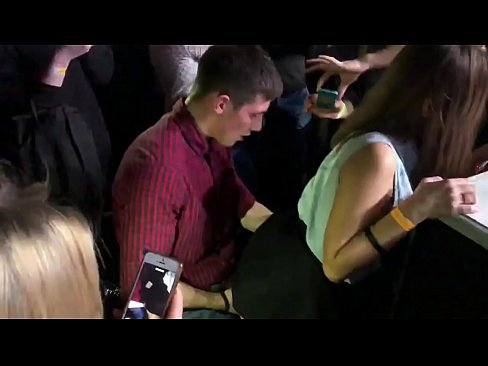 ❤️ Sèks reyèl nan yon nayklib Ris. Ti fi Ris 18-zan nan anus la ak vajen foutu nan yon nayklib ️ Slope nan nou ☑