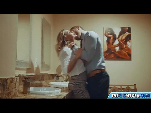 ❤️ Lè yon blond bèl sedui ou nan yon twalèt piblik ️ Slope nan nou ☑